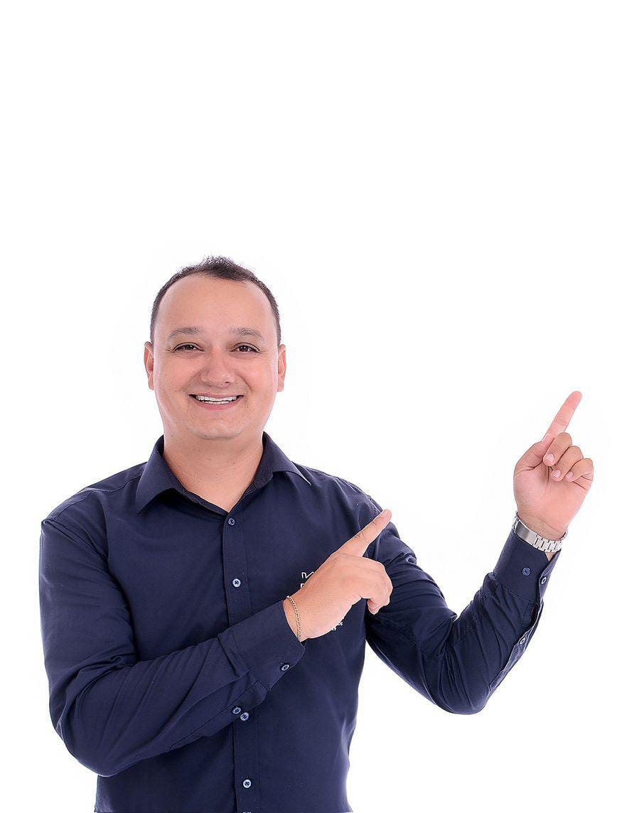 Everton Teixeira, corretor de imóveis